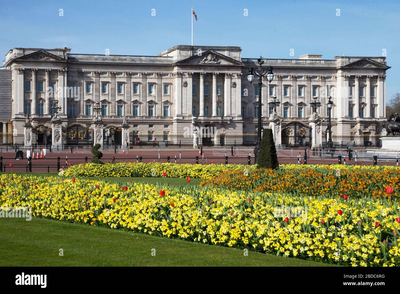 Londra, Regno Unito. 8 aprile 2020. Una Londra vuota durante l'epidemia di Coronavirus. Buckingham Palace, Piccadilly Circus, Covent Garden e Leicester Square tutti deserte. Credit: Headlinephoto/Alamy Live News Foto Stock