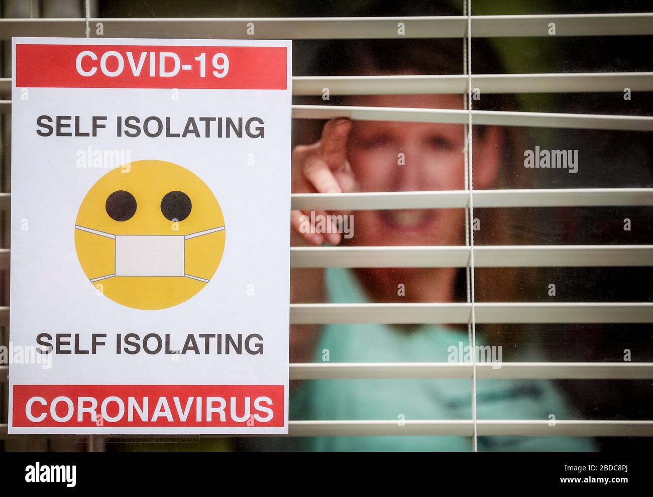 Una donna in autoisolamento a casa nel Regno Unito durante il coronavirus Covid 19 pandemic. Foto Stock