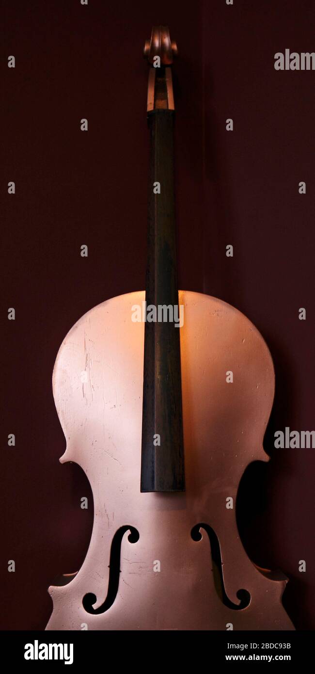 Astratto corpo in rame-Cello bronzo dorato, con fori F. Foto Stock