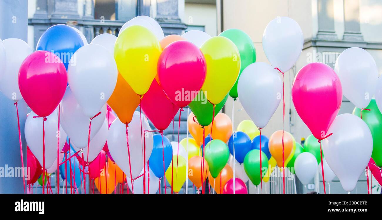 Palloncini di tutti i colori pronti per la gioia dei bambini o per  allietare la vostra festa Foto stock - Alamy