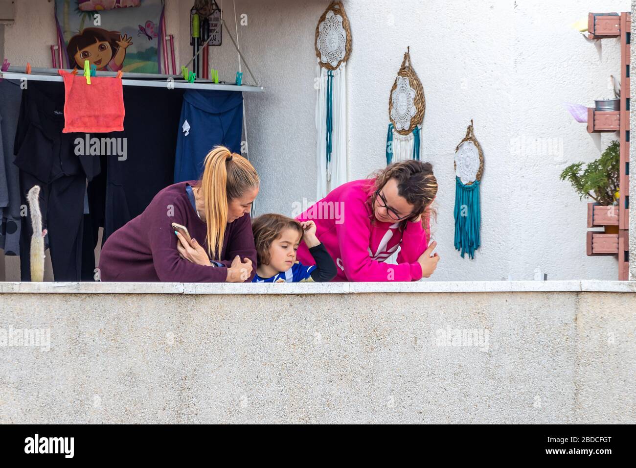 Huelva, Spagna - 5 aprile 2020: Cittadini che soggiornano a casa e che escono ai balconi ogni giorno alle 8 per applaiare durante il periodo epidemico di dea Foto Stock