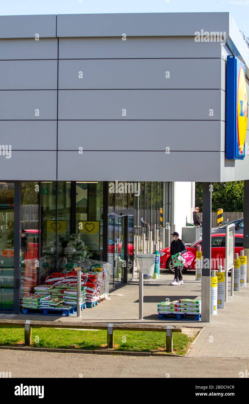 Dundee, Tayside, Scozia, Regno Unito. 8 Aprile 2020. Distanza sociale a Dundee Scozia durante lo scoppio di Covid-19. Numero limitato di persone che acquistano al supermercato Lidl vicino al villaggio di Ardler in una bella calda giornata di sole primavera. Credit: Dundee Photographics/Alamy Live News Foto Stock