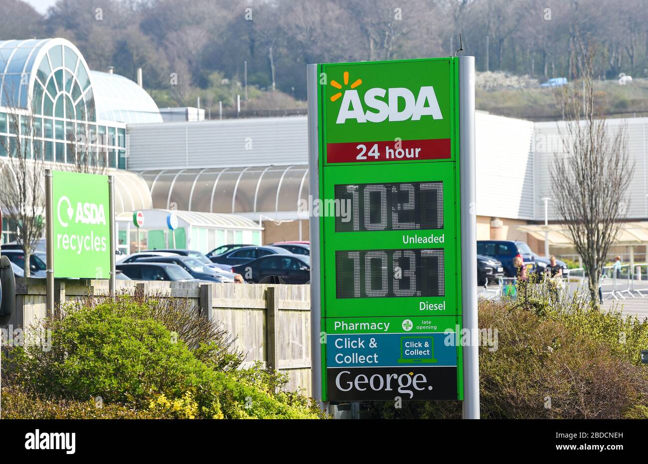 Brighton UK 8 aprile 2020 - Bassi prezzi della benzina e del diesel ad un garage Asda supermercato a Brighton il giorno sedici dei governi di blocco in Gran Bretagna durante la crisi pandemica Coronavirus COVID-19 . Credit: Simon Dack / Alamy Live News Foto Stock