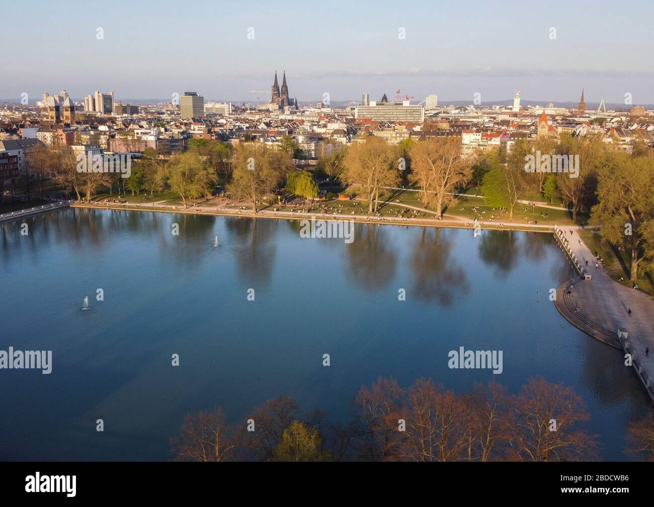 Kšln, Germania, Aachener Weiher 07.04.2020: Viele Menschen versammeln sich am Aachener Weiher und genie§en das schšne Wetter, AugangsbeschrŠnkungen, Ko Foto Stock
