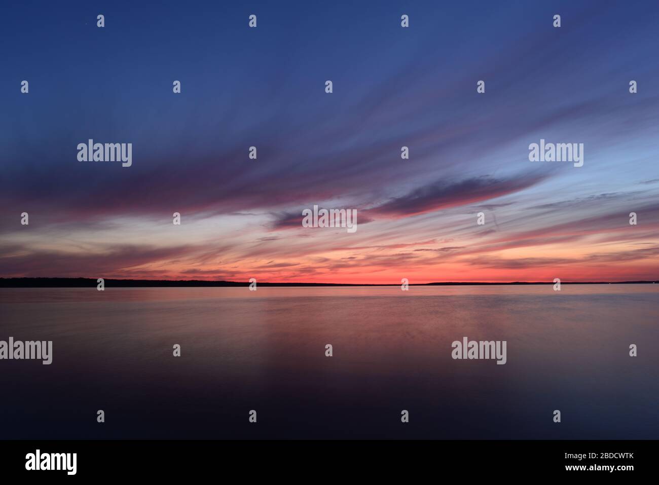 Silenzio cielo crepuscolo e tranquillità panoramica sul lago Foto Stock