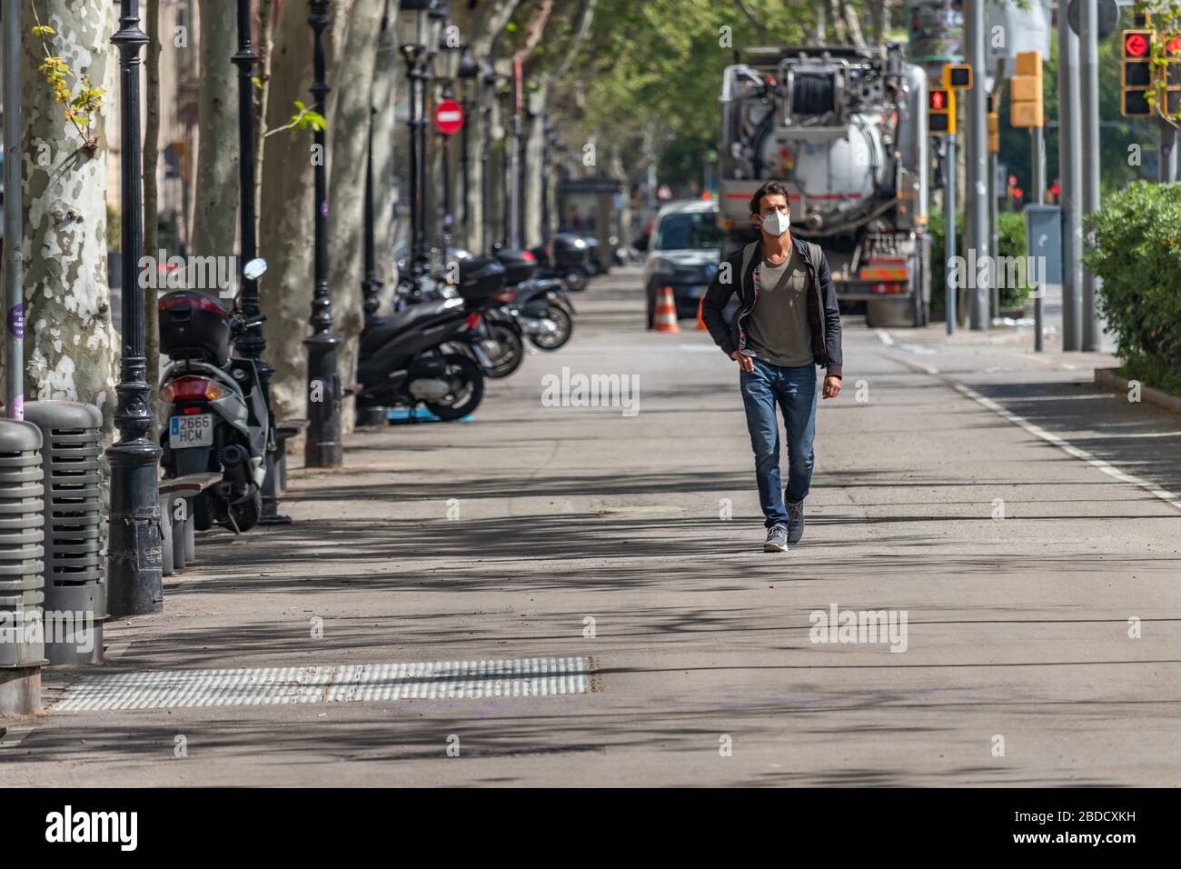 Barcellona, Spagna. 8 aprile 2020. Uomo che cammina su quasi vuota Gran Via nel centro di Barcellona durante lo stato di allerta Covid Credit: Dino Geromella/Alamy Live News Foto Stock