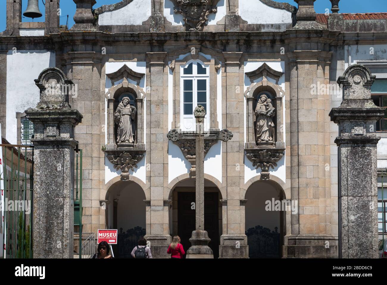 Guimaraes, Portogallo - 10 maggio 2018: Convento di Santo Antonio dos Capuchos nel centro storico della città come i turisti visitano in una giornata primaverile Foto Stock