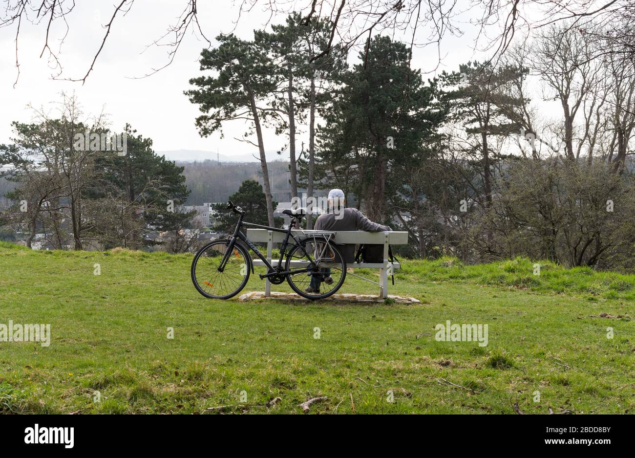 Un ciclista che si riposa a Phoenix Park, Dublino città, Irlanda. Foto Stock