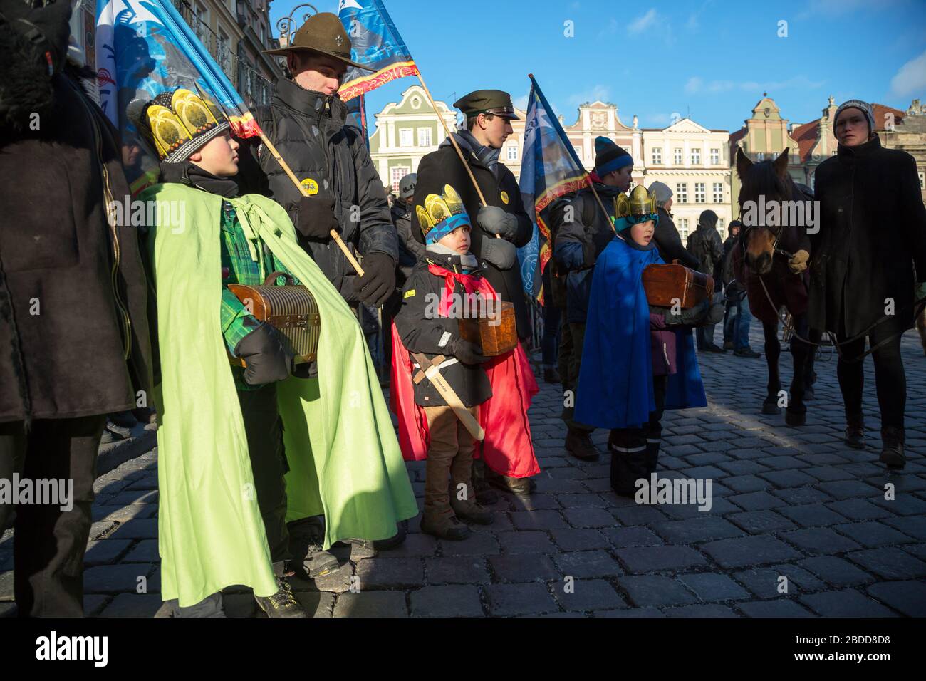 06.01.2017, Poznan, Grande Polonia, Polonia - la Giornata dell'Epifania viene celebrata ufficialmente nella Piazza del mercato Vecchio. Bambini vestiti da re. 00A170106D069C Foto Stock