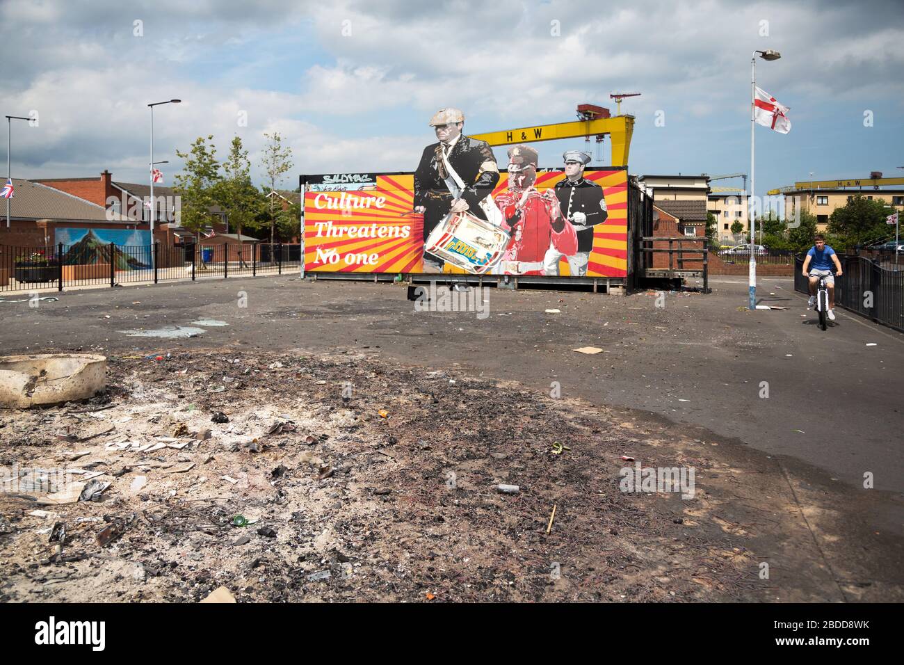 15.07.2019, Belfast, Irlanda del Nord, Gran Bretagna - manifesto protestante al Dr Pitt Memorial Park a East Belfast, di fronte resti del dopo bonfi Foto Stock