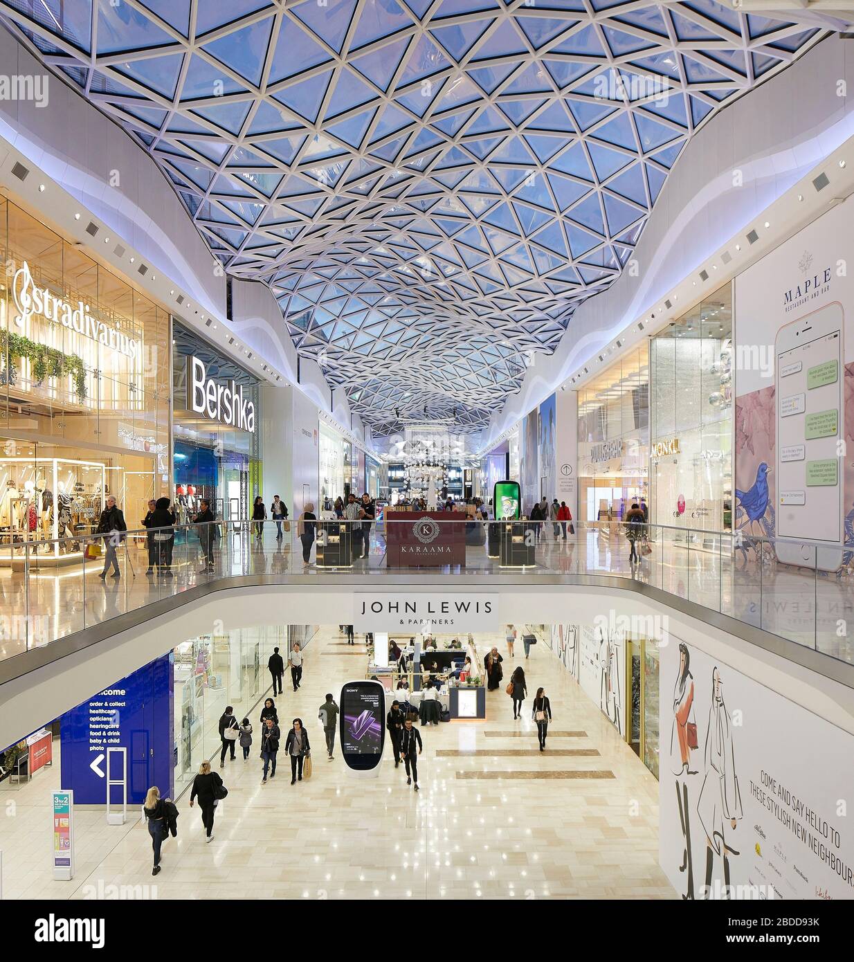 Vie dello shopping su più livelli sotto il tetto del lucernario. Westfield White City, Londra, Regno Unito. Architetto: UNStudio, 2018. Foto Stock