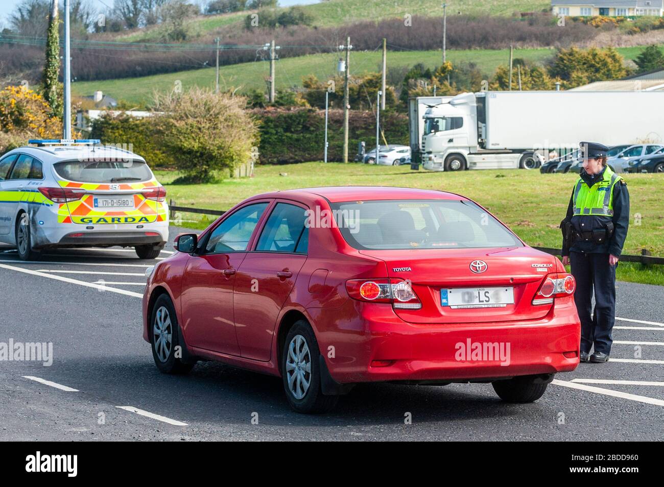 Clonakilty, West Cork, Irlanda. 8 Apr 2020. Il Ministro della Sanità Simon Harris TD ha firmato ieri sera una legislazione per conferire a Gardai maggiori poteri in mezzo alla pandemia del Covid-19. La nuova legge permette al giardai di detenere il pubblico se la gente sta facendo i journies unneccesary. Il Gardai ha promesso più blocchi stradali durante il fine settimana di Pasqua come si prevede che le persone si recheranno per le case di vacanza e i parchi caravan. Un Garda parla al driver di una vettura registrata Laois questa mattina sulla Clonakilty a Bandon Road. Credit: Notizie dal vivo di AG/Alamy Foto Stock