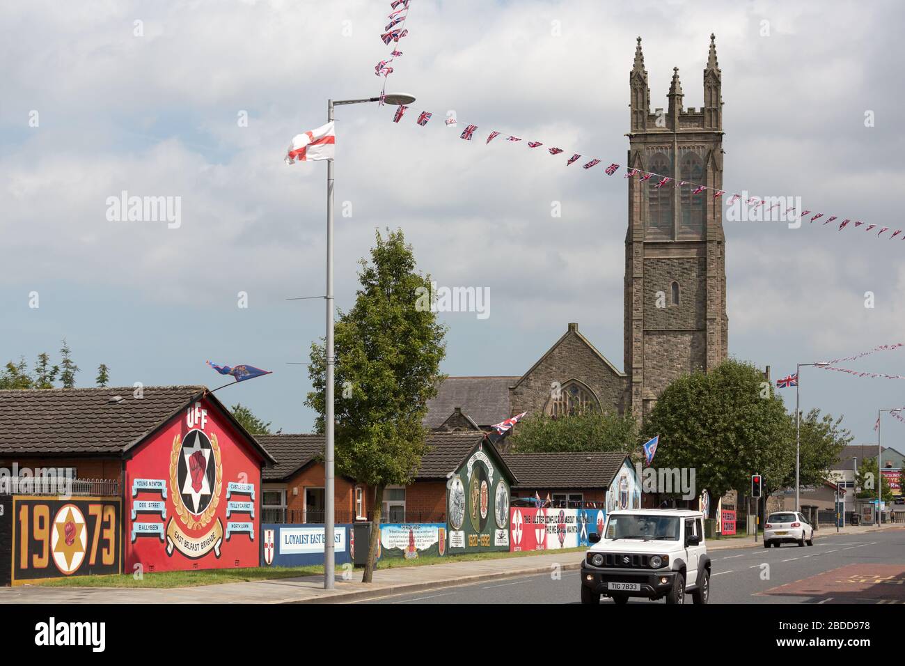 15.07.2019, Belfast, Irlanda del Nord, Gran Bretagna - murales politici, Newtownards Road, Protestant East Belfast, sulla destra St Patrick's Church o Foto Stock