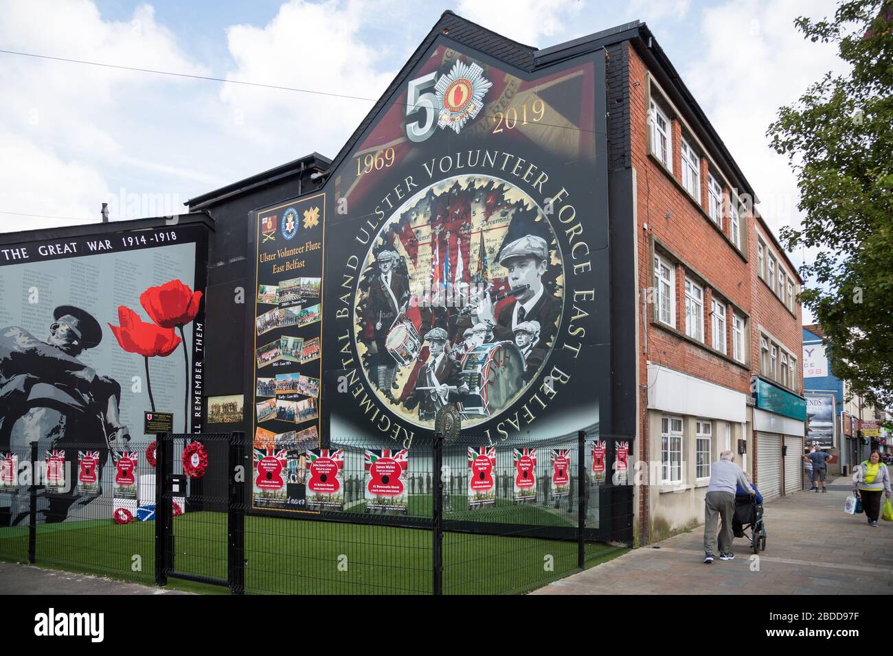 15.07.2019, Belfast, Irlanda del Nord, Gran Bretagna - murale politico di una banda di flauto, Newtownards Road, Protestant East Belfast. Spesso, come qui, il Foto Stock