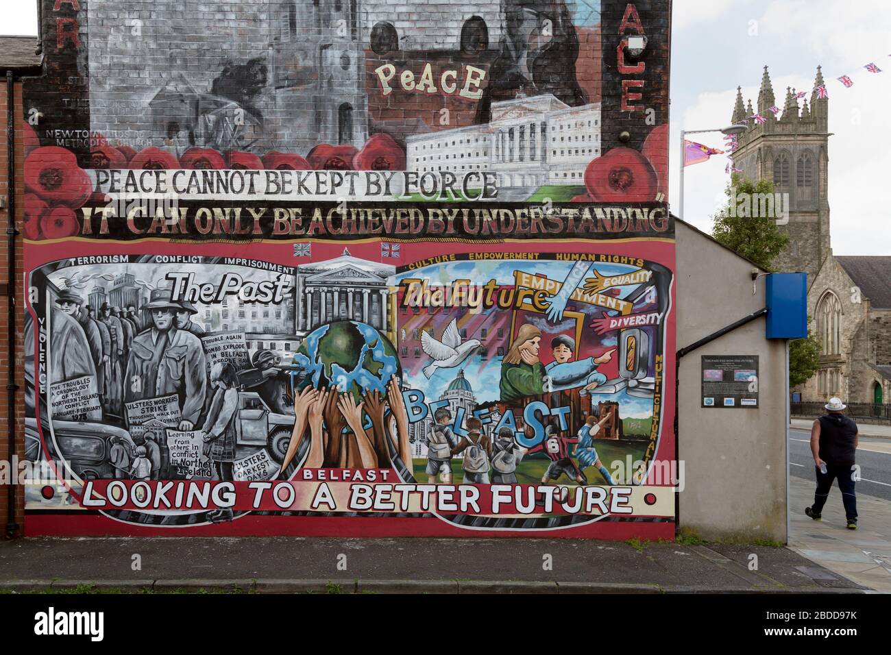 15.07.2019, Belfast, Irlanda del Nord, Gran Bretagna - murale politico dedicato alla pace, Newtownards Road, Protestant East Belfast, sulla destra St Foto Stock