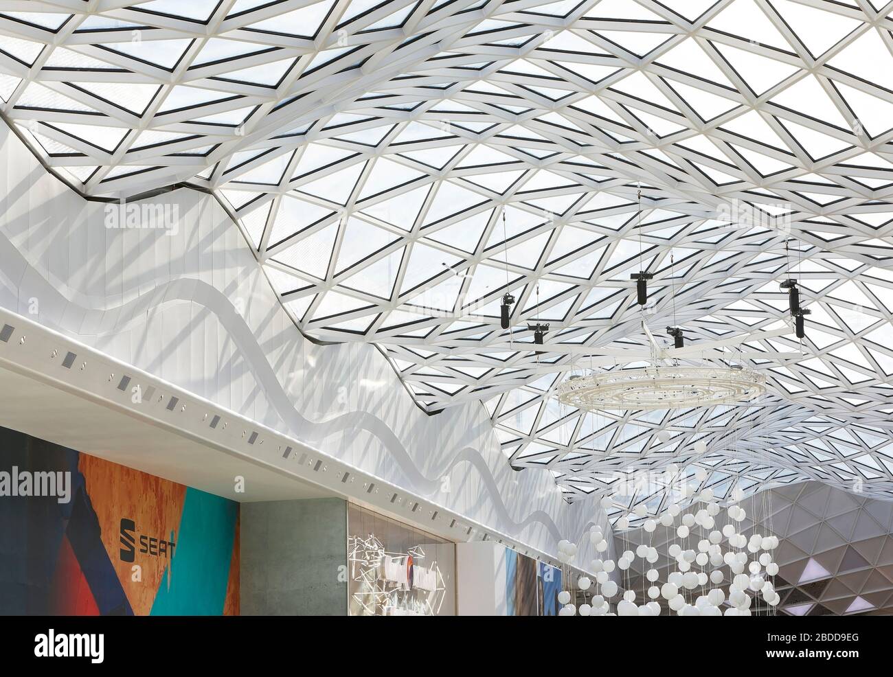 Tetto con lucernario e illuminazione. Westfield White City, Londra, Regno Unito. Architetto: UNStudio, 2018. Foto Stock