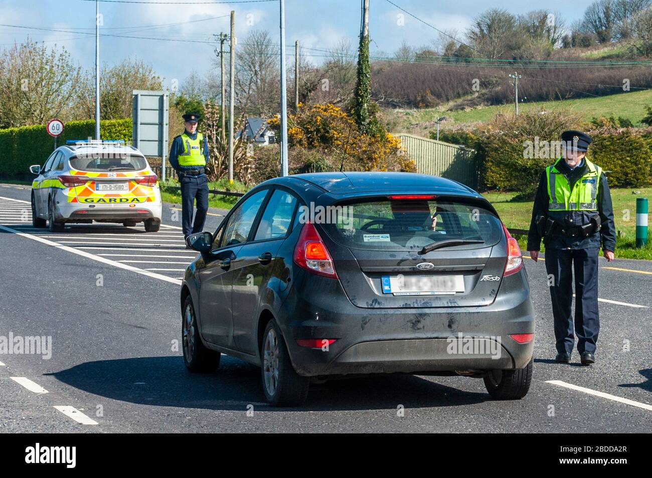 Clonakilty, West Cork, Irlanda. 8 Apr 2020. Il Ministro della Sanità Simon Harris TD ha firmato ieri sera una legislazione per conferire a Gardai maggiori poteri in mezzo alla pandemia del Covid-19. La nuova legge permette al giardai di detenere il pubblico se la gente sta facendo i journies unneccesary. Il Gardai ha promesso più blocchi stradali durante il fine settimana di Pasqua come si prevede che le persone si recheranno per le case di vacanza e i parchi caravan. Un Garda parla con un automobilista al checkpoint di questa mattina sulla Clonakilty a Bandon Road. Credit: Notizie dal vivo di AG/Alamy Foto Stock