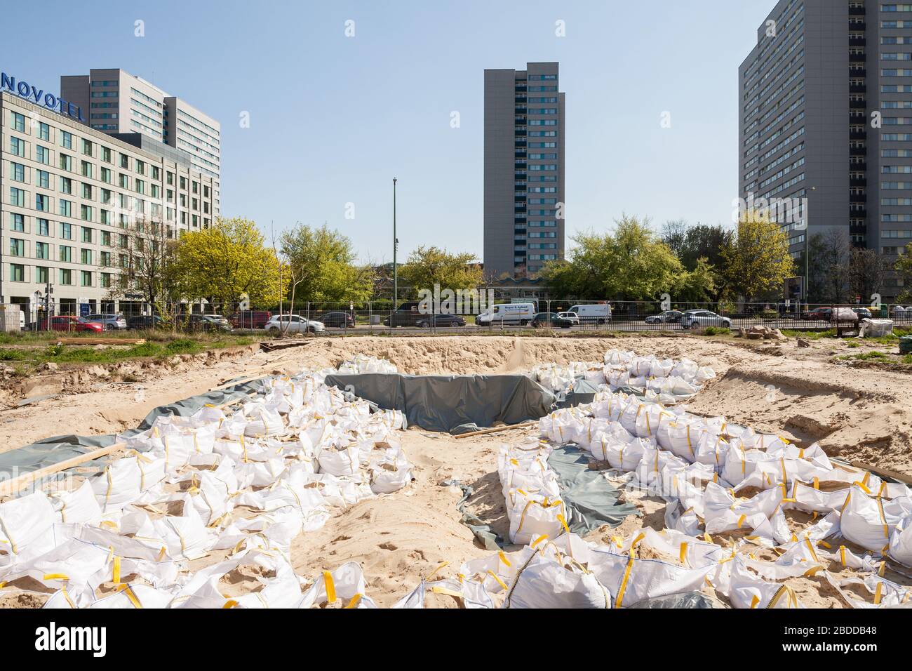 16.04.2019, Berlino, Berlino, Germania - sacchi di sabbia su una terra desolata tra Scharrentrasse e Gertraudenstrasse a Berlino-Mitte. 00P190416D542CAROEX.JPG [M Foto Stock