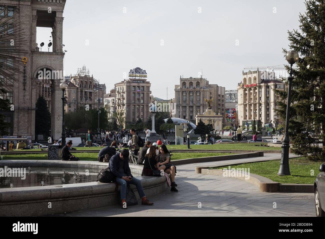 25.04.2019, Kiew, , Ucraina - giovani seduti accanto alla fontana sul Maidan a Kiev. 00P190425D794CAROEX.JPG [VERSIONE MODELLO: NON APPLICABILE, PROP Foto Stock