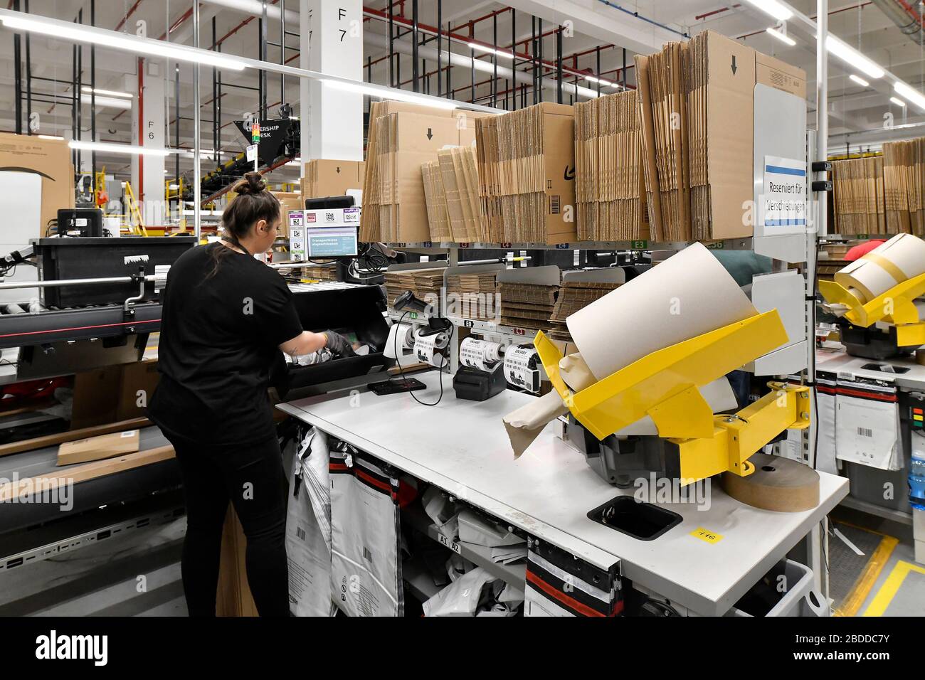 29.01.2020, Moenchengladbach, Renania Settentrionale-Vestfalia, Germania -  Centro logistico Amazon a Moenchengaldbach. La posizione è il più recente  centro logistico Foto stock - Alamy