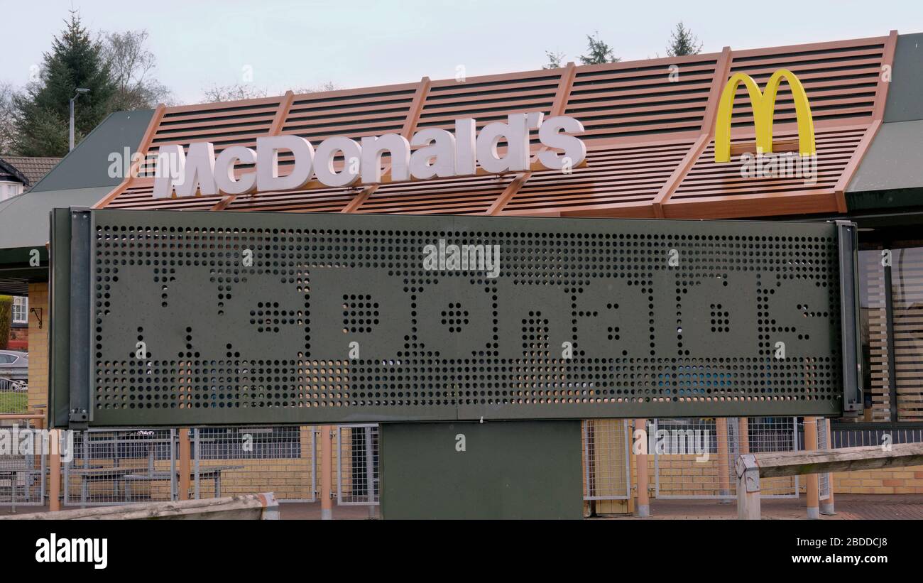 Glasgow, Scozia, Regno Unito, 8 aprile 2020: Il coronavirus ha visto strade deserte e strade vuote e cibo da asporto ancora chiuso quando i McDonalds a Clydebank si sono bloccati. Gerard Ferry/Alamy Live News Foto Stock