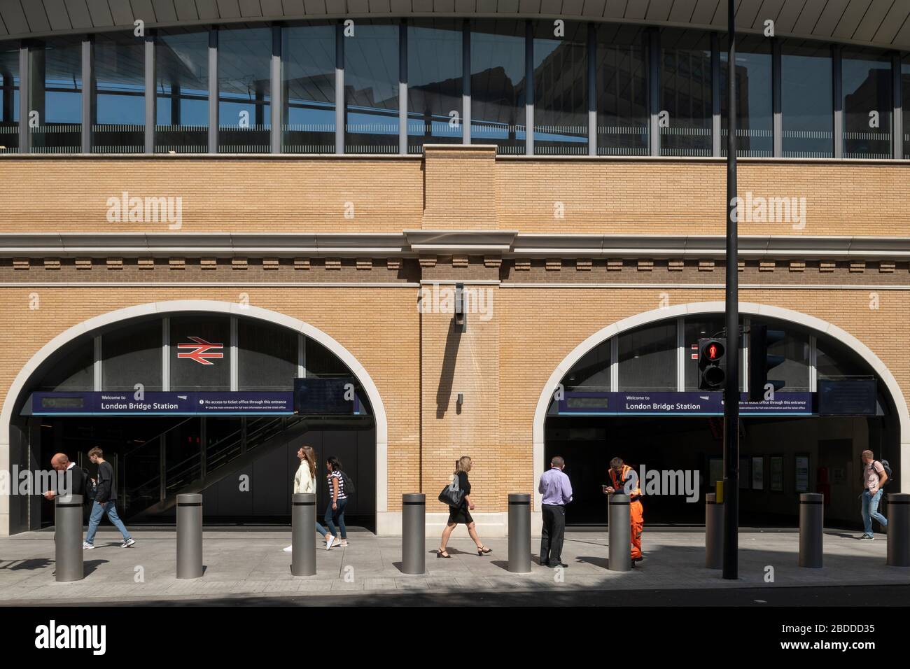 Ingresso al London Bridge con lo Shard sullo sfondo. London Bridge Station, Londra, Regno Unito. Architetto: Grimshaw, 2019. Foto Stock