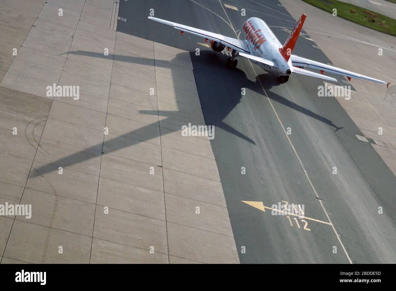 18.06.2018, Londra, Londra, Germania - velivolo della compagnia aerea easyjet sulla via d'uscita dell'aeroporto Gatwick di Londra. 00S180618D419CAROEX.JPG [MODELLO RELEAS Foto Stock