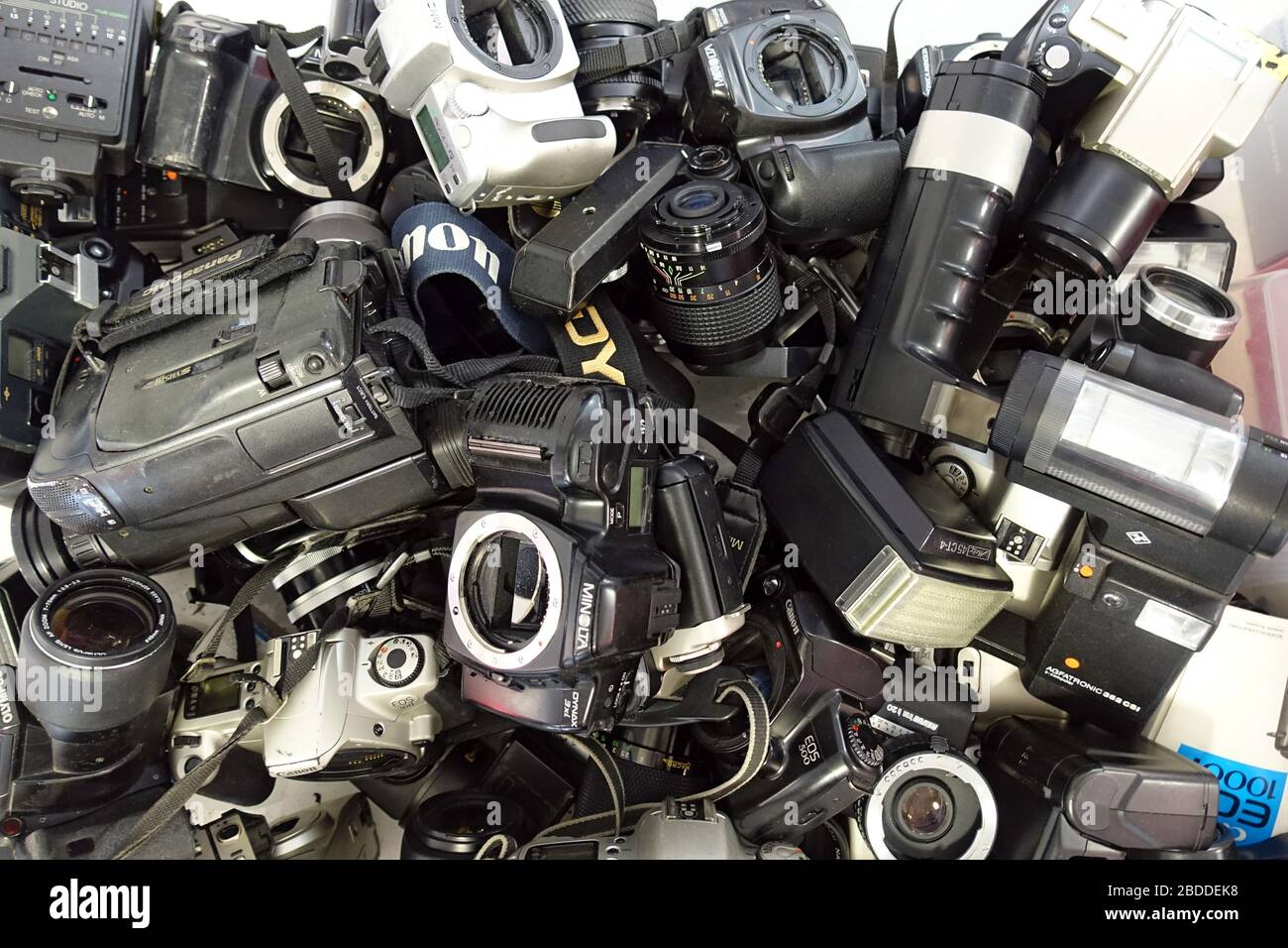 29.06.2018, Berlino, Berlino, Germania - fotocamere digitali rotte e flash collegabili in un mucchio. 00S180629D339CAROEX.JPG [VERSIONE DEL MODELLO: NON APPLICABILE, Foto Stock