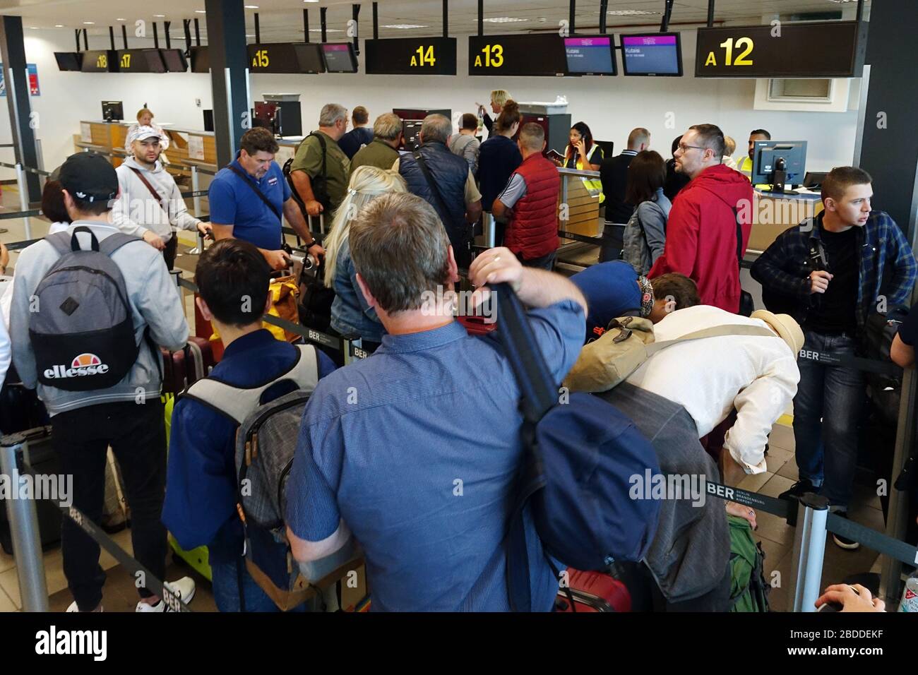 15.07.2018, Schoenefeld, Brandeburgo, Germania - i passeggeri si fermano al check-in Wizz Air all'aeroporto di Berlino-Schoenefeld. 00S180715D520CAROEX.JPG [MODALITÀ Foto Stock