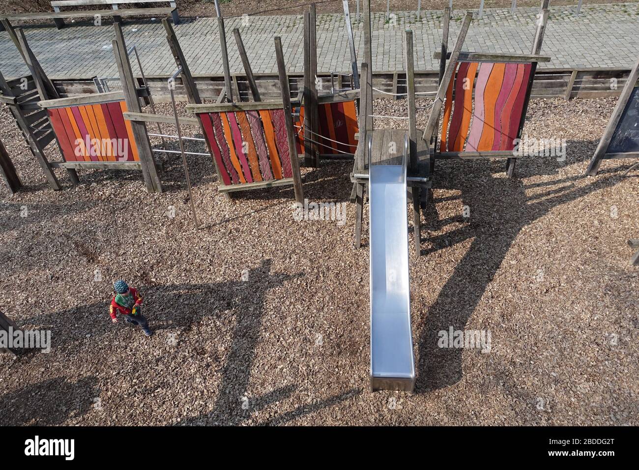 17.03.2020, Berlino, Berlino, Germania - effetti del virus Corona: Un solo bambino in un parco giochi. 00S200317D606CAROEX.JPG [VERSIONE DEL MODELLO: NO, PROPERTT Foto Stock