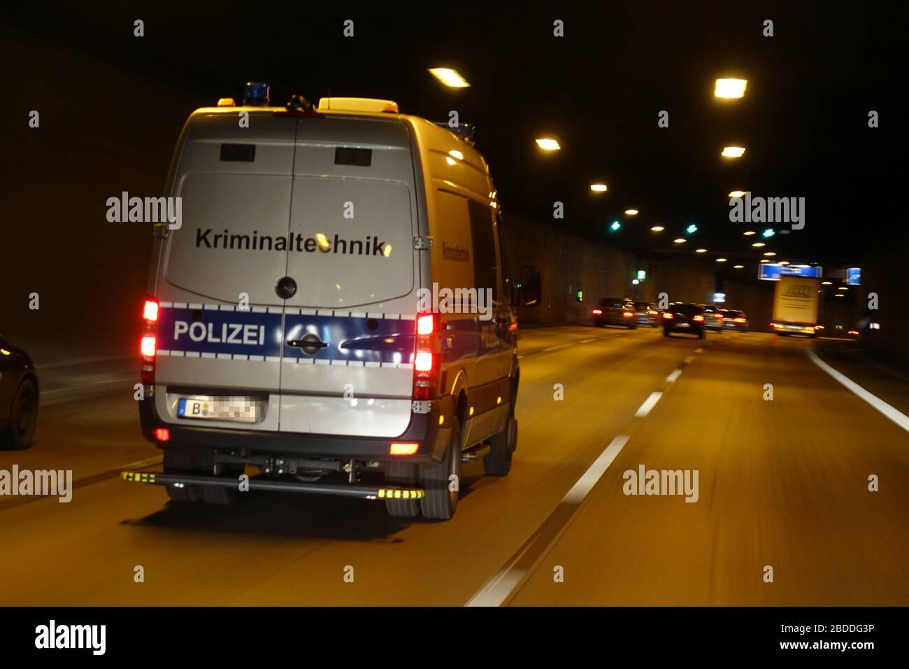 18.03.2020, Berlino, Berlino, Germania - veicolo di emergenza del Dipartimento di polizia di Berlino in un tunnel. 00S200318D090CAROEX.JPG [VERSIONE MODELLO: Foto Stock