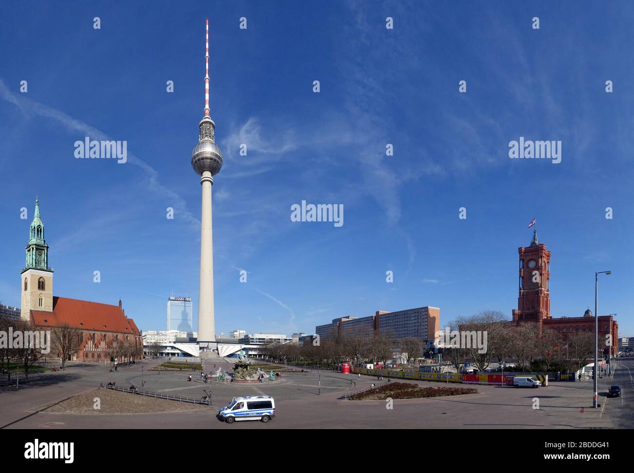 17.03.2020, Berlino, Berlino, Germania - effetti del virus Corona: Solo poche persone alla Fontana di Nettuno di fronte alla torre della TV. 00S200317D650CA Foto Stock
