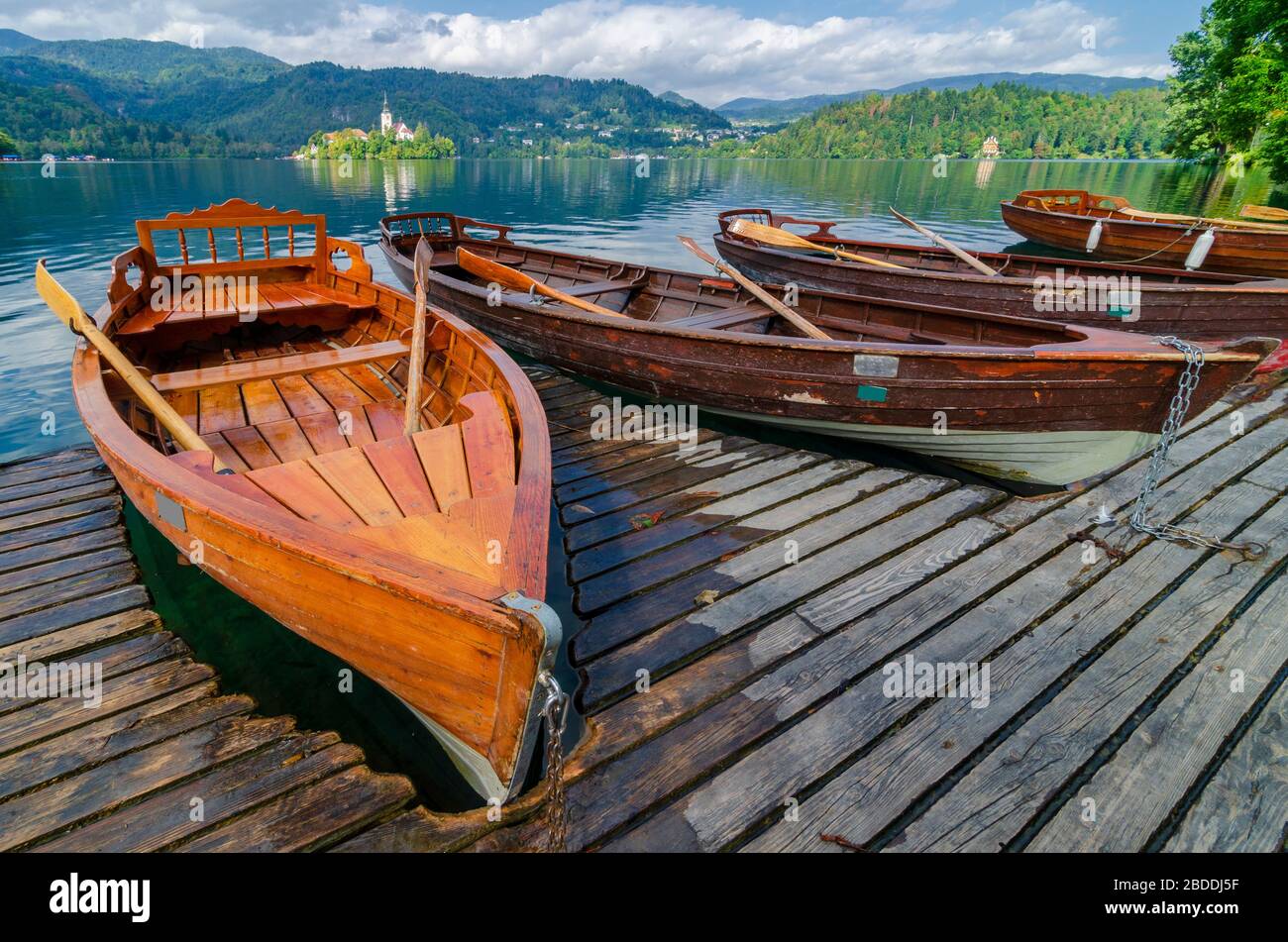 Noleggio barche vuote sul lago di Bled. Famoso punto di riferimento in Slovenia Foto Stock