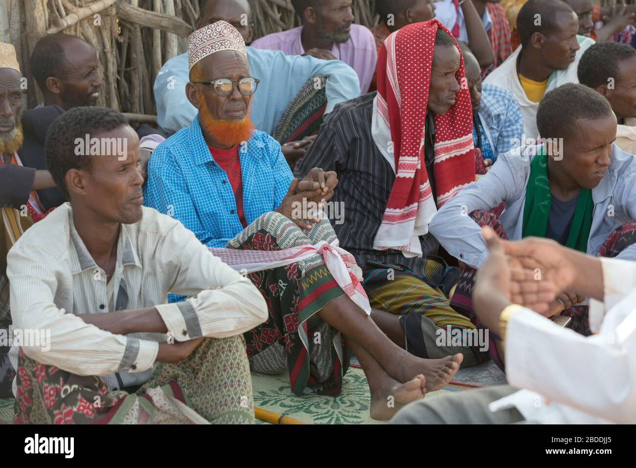 11.11.2019, Burferedo, Regione somala, Etiopia - abitanti seduti insieme. Pulire la campagna OWDA nel villaggio Burferedo. Documentazione del progetto di Foto Stock
