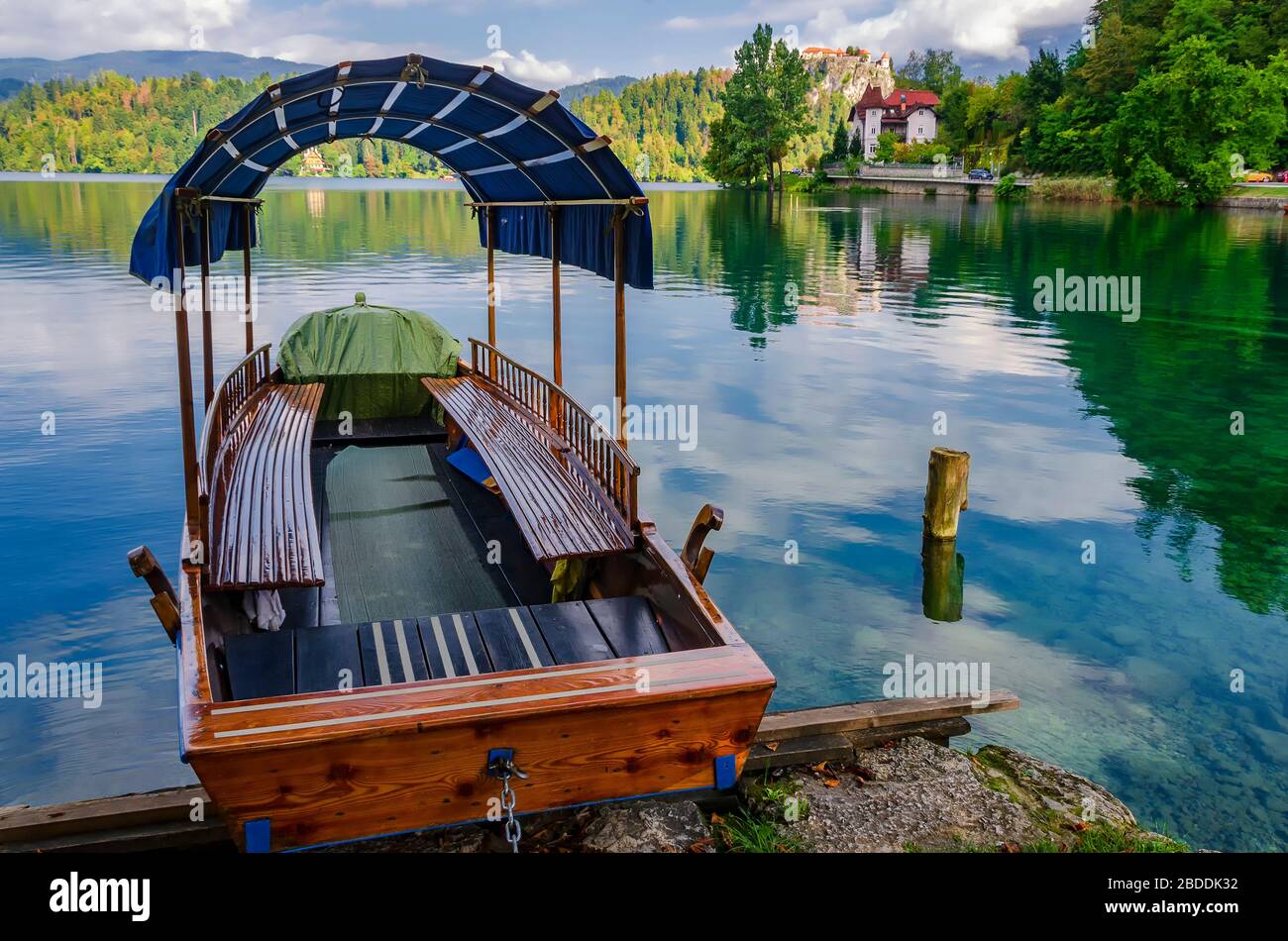 Barca turistica vuota su un lago di Bled con nessuno intorno. Concetto di possibile impatto sul business turistico a causa dell'epidemia di coronavirus e della quarantena. Foto Stock