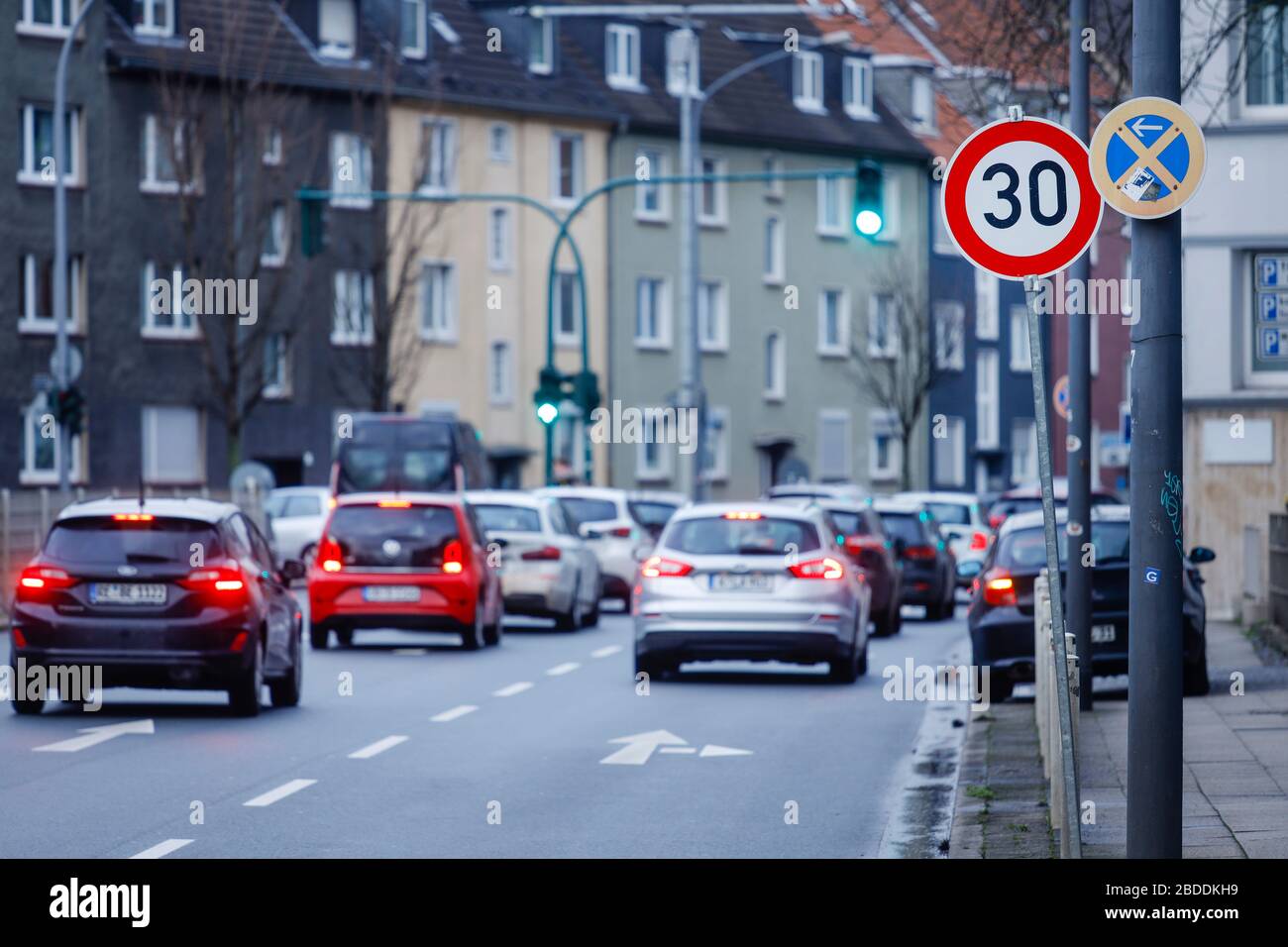 03.02.2020, Essen, Renania settentrionale-Vestfalia, Germania - traffico serale di punta, auto su Alfredstrasse a Essen Ruettenscheid, velocità di prova 30 km/h. Foto Stock