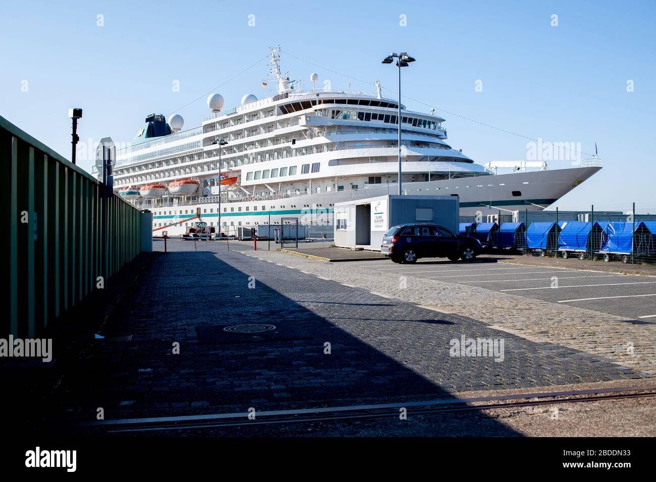 Bremerhaven, Germania. 06th Apr, 2020. La nave da crociera 'Ameraa' del tour operator Phoenix Reisen è ormeggiata su un molo di fronte al Columbus Cruise Centre. A causa della pandemia della corona, la nave da crociera ha interrotto il suo viaggio pianificato e ormeggiato di nuovo a Bremerhaven la domenica mattina. Credit: Hauke-Christian Dittrich/dpa/Alamy Live News Foto Stock