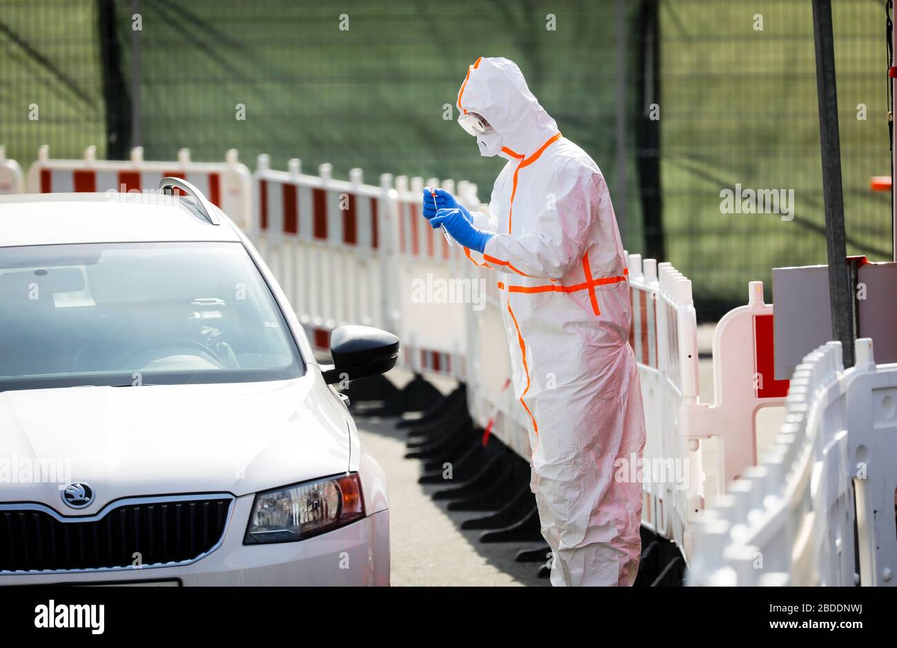 16.03.2020, Oberhausen, Renania Settentrionale-Vestfalia, Germania - Guida per il test del coronavirus, presso la stazione mobile di test un medico prende uno striscio attraverso il Foto Stock