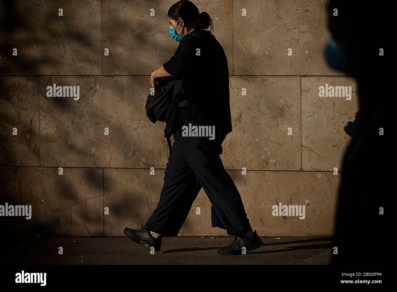 Barcellona, Spagna. 8 aprile 2020. Una donna che indossa una maschera facciale come misura preventiva contro la diffusione del coronavirus cammina vicino all'Ospedale Clínic a Barcellona.Barcelona raggiunge il suo 25 ° giorno di confinamento casa tranne per le attività essenziali a causa della diffusione del coronavirus. Credit: SOPA Images Limited/Alamy Live News Foto Stock