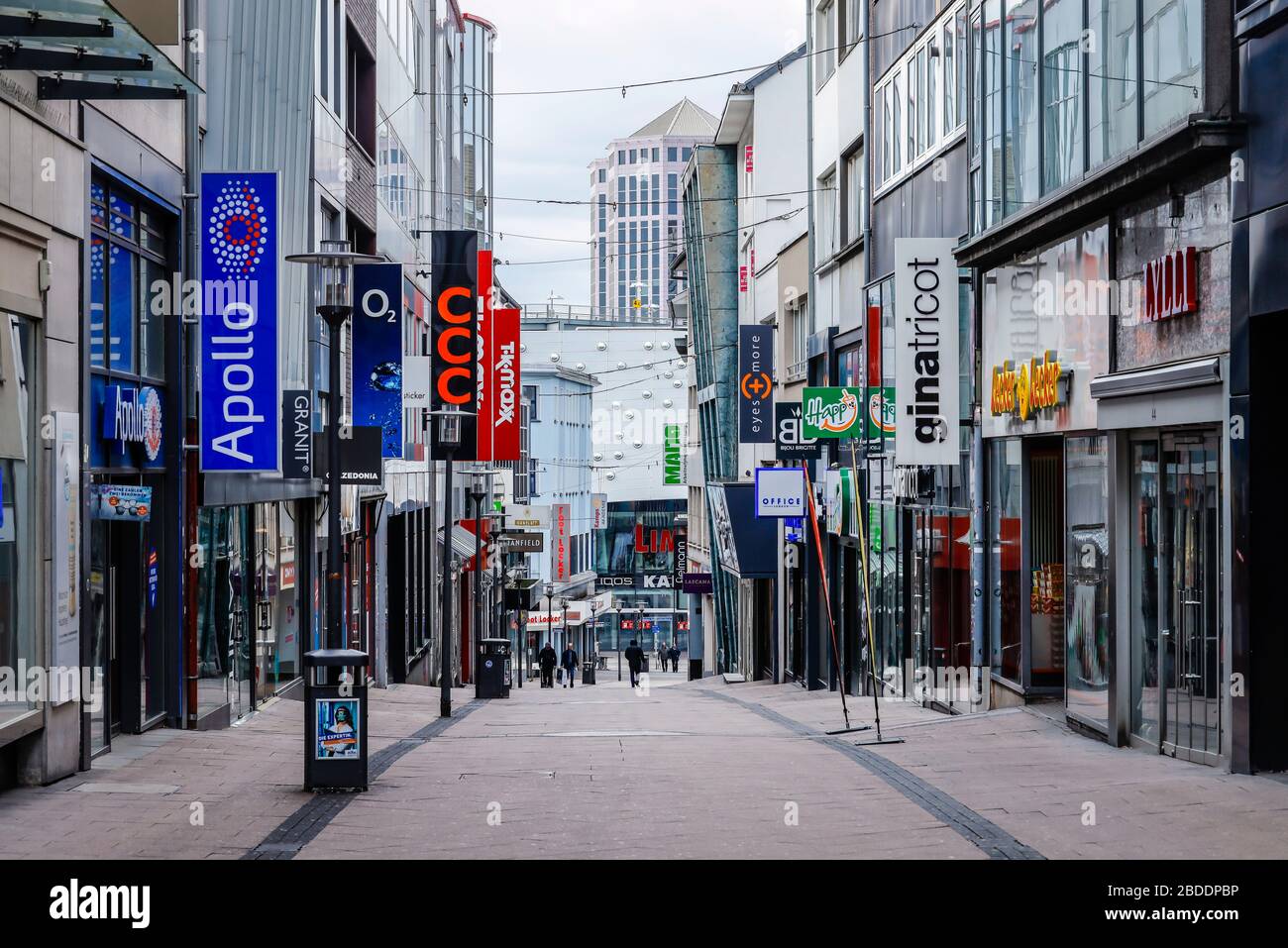 30.03.2020, Essen, Renania settentrionale-Vestfalia, Germania - strade disabitate per lo shopping, Coronakrise, negozi chiusi su Limbecker Strasse, sul retro del Lim Foto Stock