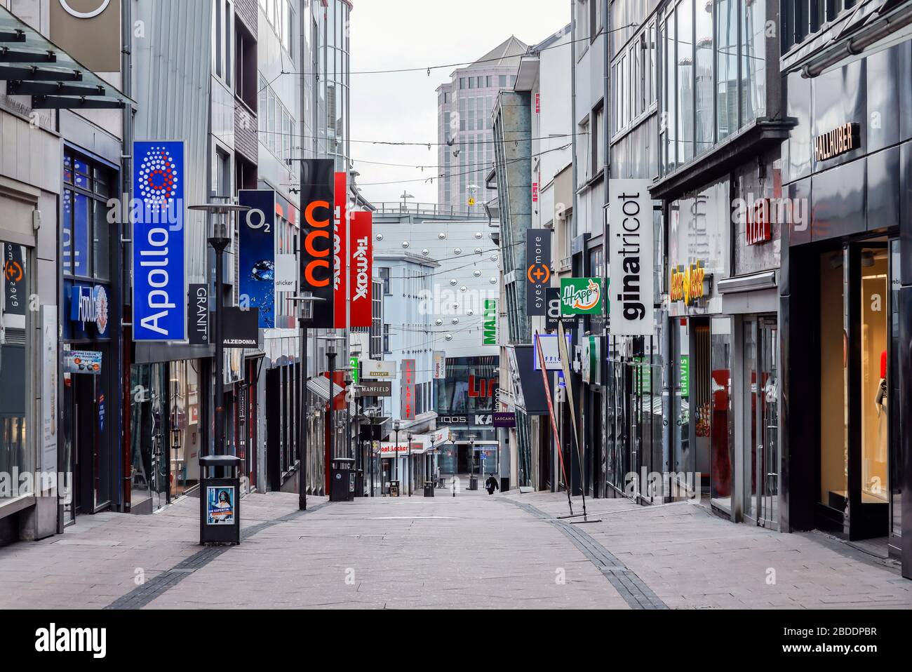 30.03.2020, Essen, Renania settentrionale-Vestfalia, Germania - strade commerciali vuote, Coronakrise, negozi chiusi su Limbecker Strasse, nel retro dello shopping Foto Stock