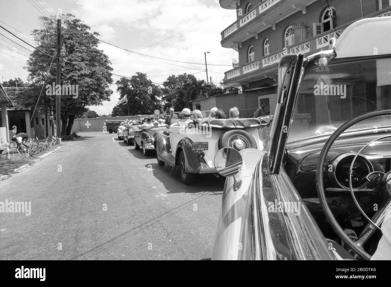 Auto di vecchio stile americano a l'Avana Cuba in bianco e nero Chevrolet Buick impala convertibile a seguito di ruota auto turisti tour strade edifici Foto Stock