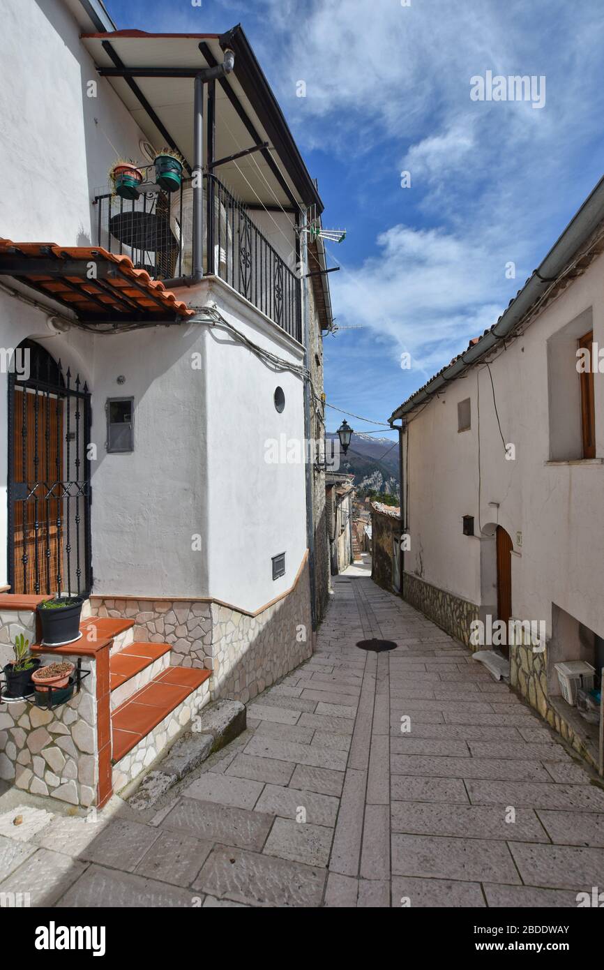 Una strada stretta tra le vecchie case di un villaggio nel sud Italia Foto Stock