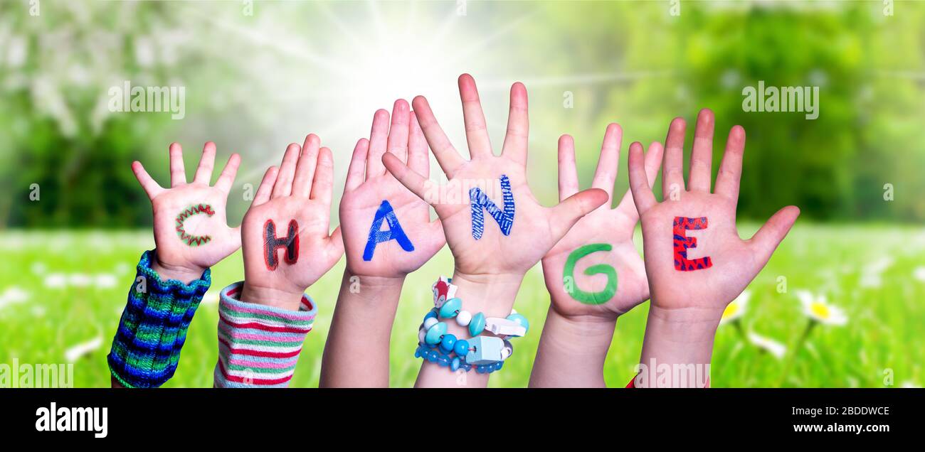 Bambini mani costruire Parola cambiare, prato erba Foto Stock