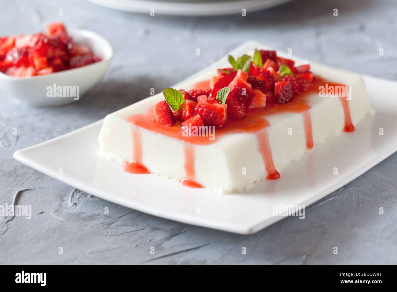 Panna cotta fatta in casa con fragole biologiche fresche Foto Stock