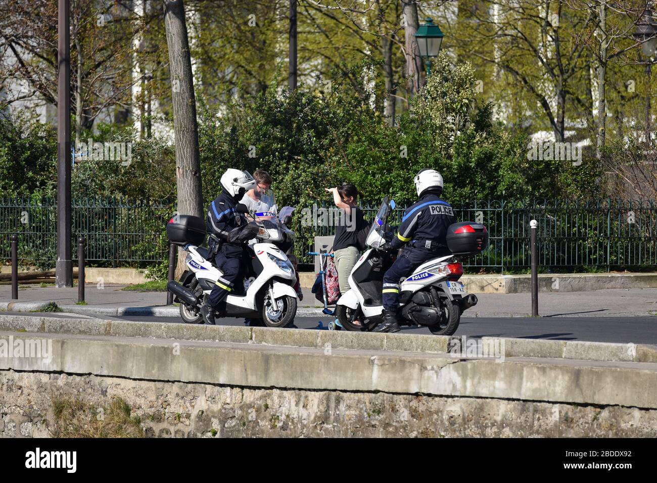 La polizia pattuglia le strade della capitale francese per imporre la quarantena dopo l'epidemia di coronavirus. Foto Stock
