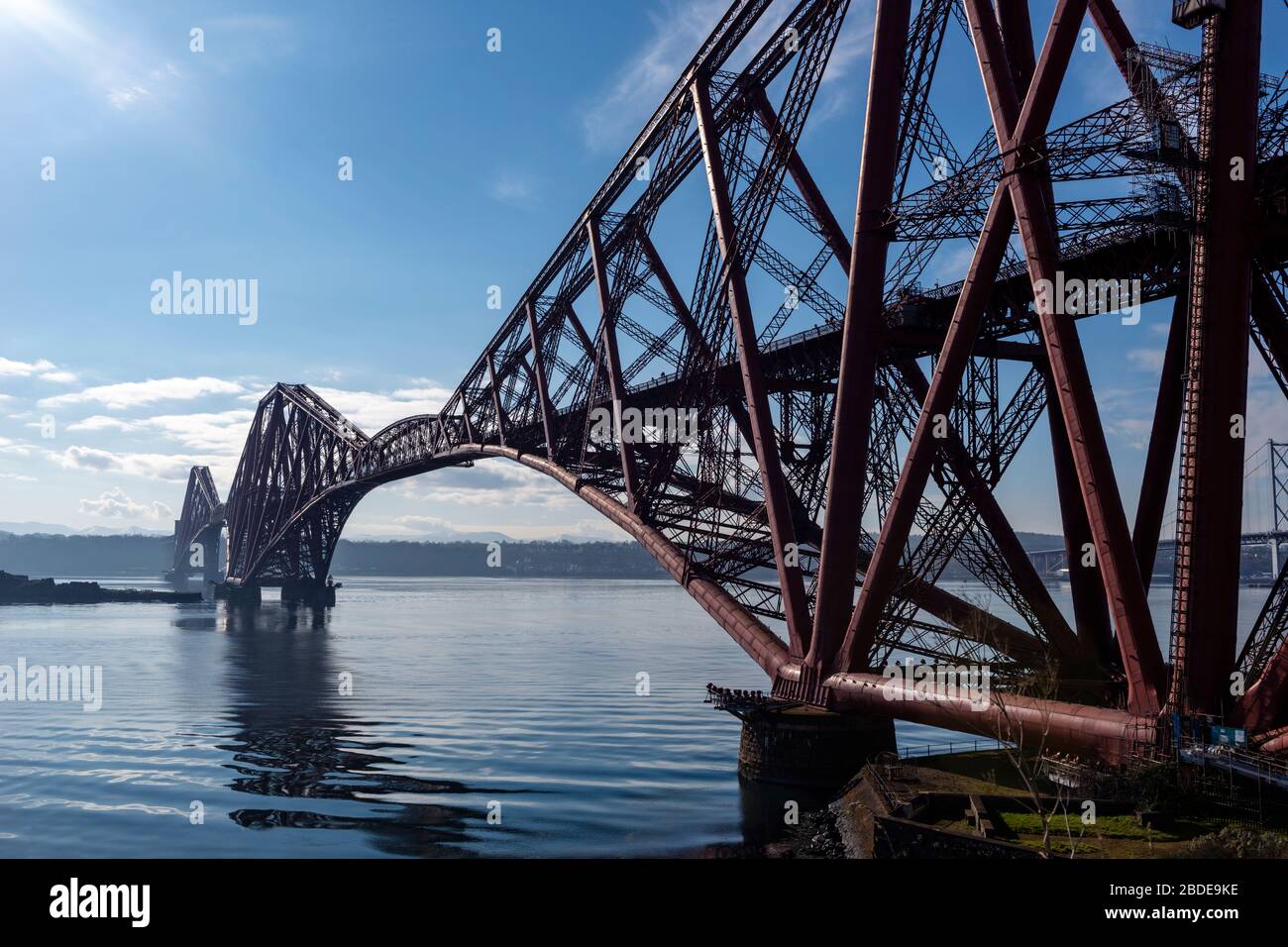 Forth Rail Bridge visto dall'abutment nord a North Queensferry a Fife, Scozia, Regno Unito Foto Stock