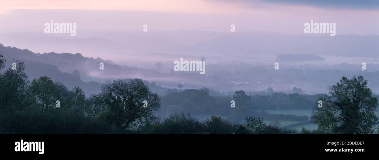 Nebbia di mattina presto sopra la città delle campane osservato da Deersalto sulle colline di Mendip, Somerset, Inghilterra. Foto Stock
