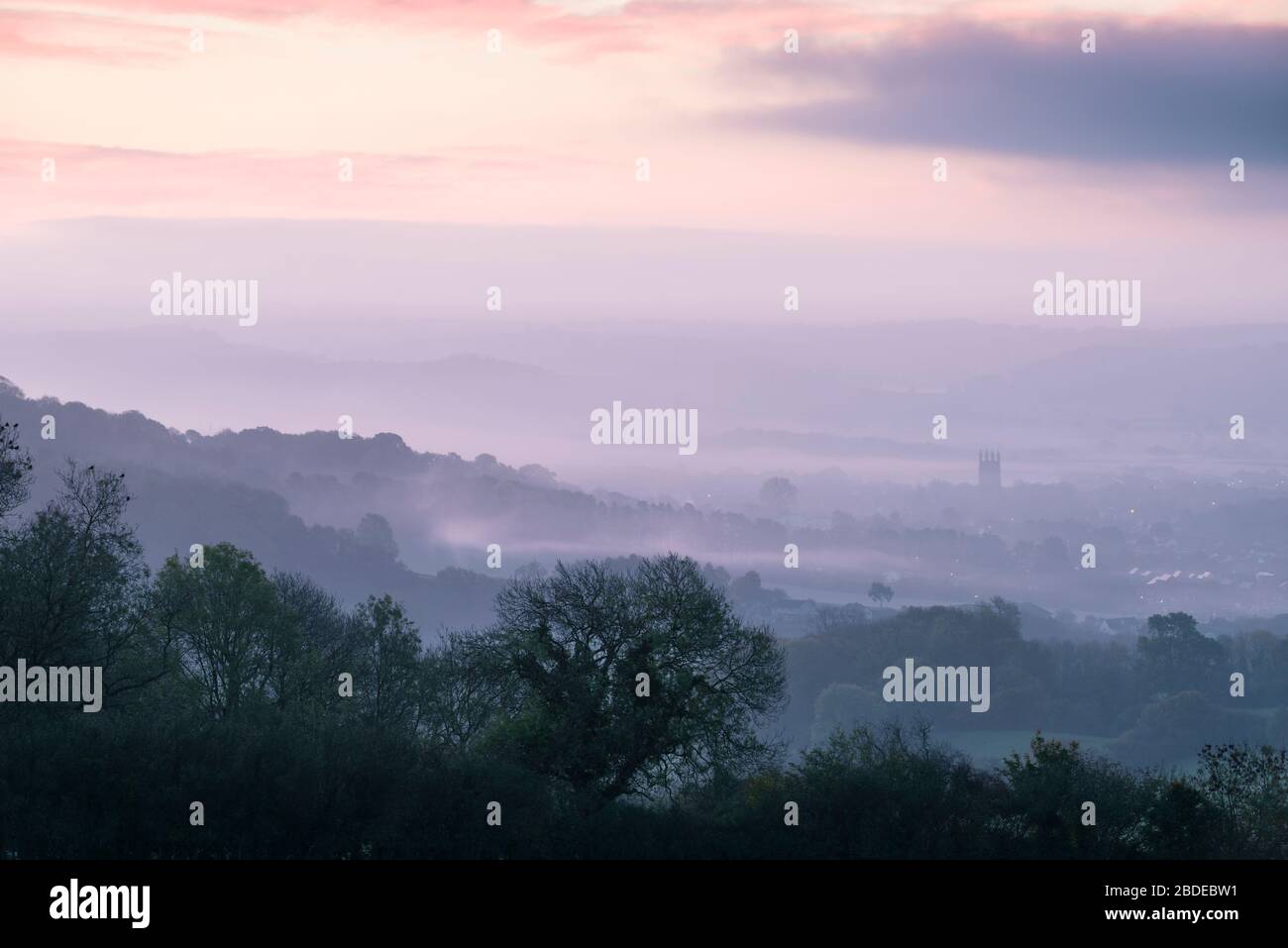 Nebbia di mattina presto sopra la città delle campane osservato da Deersalto sulle colline di Mendip, Somerset, Inghilterra. Foto Stock