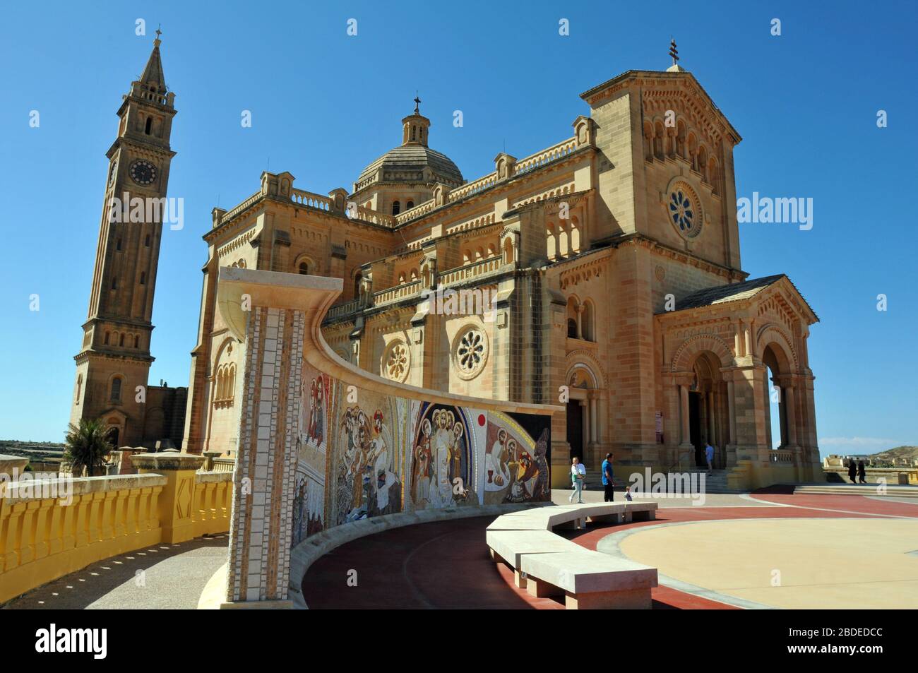 Il Santuario Nazionale Ta' Pinu di Gharb, sull'isola di Gozo, Malta, è una meta popolare per turisti e pellegrini, ed è stato consacrato nel 1932. Foto Stock